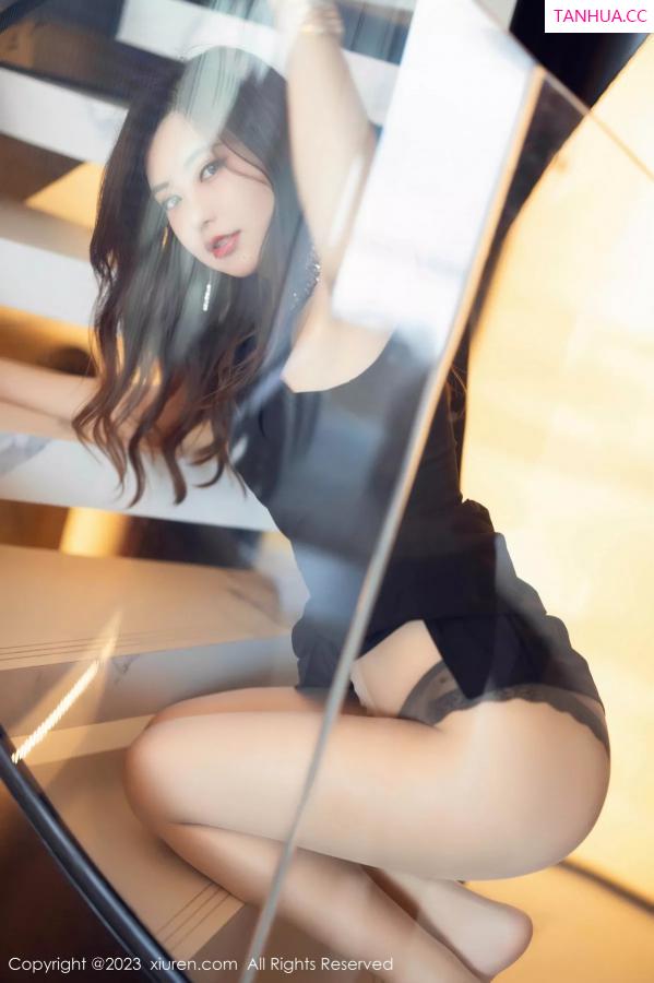 綺裡嘉 绮里嘉 [XiuRen]高清写真图 2023.12.08 No.7782 绮里嘉ula 美腿礼裙第31张图片